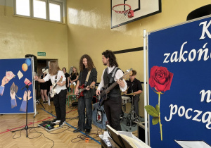 Na zdjęciu zespół BLIND ECHOES podczas występu na uroczystości zakończenia roku szkolnego.
