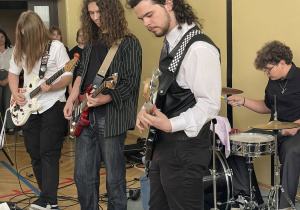 Na zdjęciu zespół BLIND ECHOES podczas występu na uroczystości zakończenia roku szkolnego.