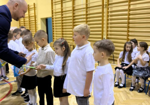 Na zdjęciu uczniowie oraz przedstawiciel Rady Rodziców.