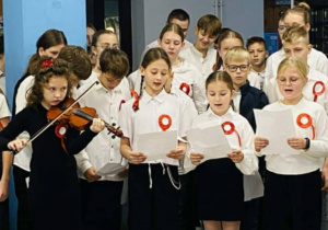 Na zdjęciu uczniowie podczas uroczystej akademii z okazji Narodowego Święta Niepodległości.