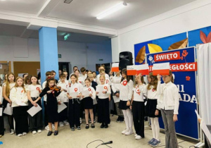 Na zdjęciu uczniowie podczas uroczystej akademii z okazji Narodowego Święta Niepodległości.