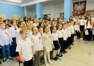 Na zdjęciu uczniowie podczas uroczystej akademii z okazji Narodowego Święta Niepodległości.