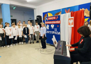 Na zdjęciu uczniowie podczas uroczystej akademii z okazji Narodowego Święta Niepodległości.