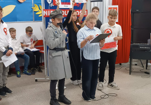 Na zdjęciu uczniowie podczas uroczystej akademii z okazji Narodowego Święta Niepodległości.