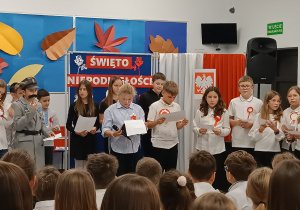Na zdjęciu uczniowie podczas uroczystej akademii z okazji Narodowego Święta Niepodległości.