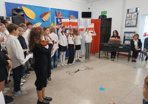 Na zdjęciu uczniowie podczas uroczystej akademii z okazji Narodowego Święta Niepodległości.