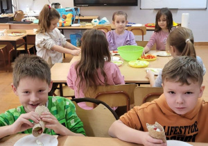 Na zdjęciu uczestnic warsztatów kulinarnych podczas spożywania przygotowanych przez siebie posiłków.