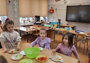 Na zdjęciu uczestnic warsztatów kulinarnych podczas przygotowywania posiłków.