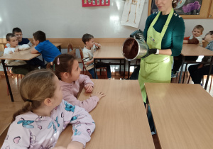 Na zdjęciu uczestnic warsztatów kulinarnych wraz z prowadzącą Panią Ewą Jaśkiewicz.