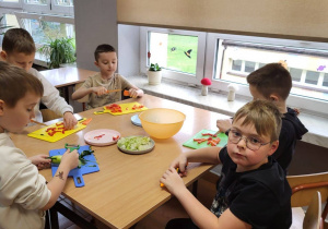 Na zdjęciu uczestnic warsztatów kulinarnych podczas przygotowywania posiłków.