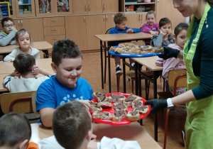 Na zdjęciu uczestnic warsztatów kulinarnych podczas spożywania przygotowanych przez siebie posiłków.