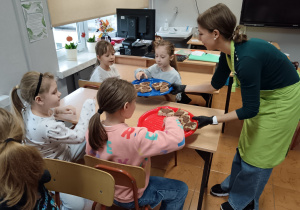 Na zdjęciu uczestnic warsztatów kulinarnych podczas spożywania przygotowanych przez siebie posiłków.