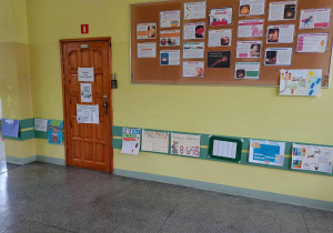 Na zdjęciu hol szkolny przystrojony plakatami wykonanymi przez uczniów z okazji Światowego Dnia Tabliczki Mnożenia.