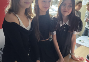 Na zdjęciu uczniowie na szkolnym holu przy stoiskach z wróżbami.