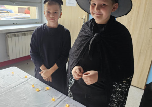 Na zdjęciu uczniowie na szkolnym holu przy stoiskach z wróżbami.