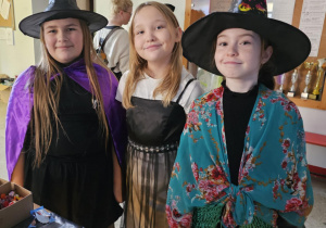 Na zdjęciu uczniowie na szkolnym holu przy stoiskach z wróżbami.