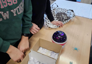 Na zdjęciu stoisko z wróżbami.