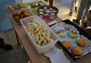 Na zdjęciu stoisko z wróżbami.