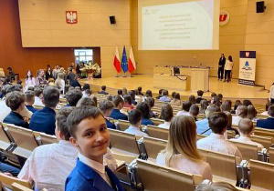 Na zdjęciu Arkadiusz w Auli Wydziału Prawa i Administracji Uniwersytetu Łódzkiego podczas wręczania nagród dla laureatów Wojewódzkiego Konkursu Historycznego.