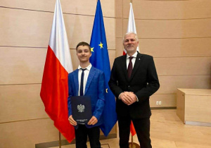Na zdjęciu Arkadiusz w Auli Wydziału Prawa i Administracji Uniwersytetu Łódzkiego podczas wręczania nagród dla laureatów Wojewódzkiego Konkursu Historycznego.