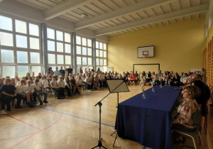 Na zdjęciu uczniowie, dyrekcja szkoły, zaproszeni goście i wychowawcy podczas uroczystości rozpoczęcia roku szkolnego.