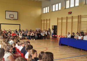 Na zdjęciu uczniowie, dyrekcja szkoły, zaproszeni goście i wychowawcy podczas uroczystości rozpoczęcia roku szkolnego.
