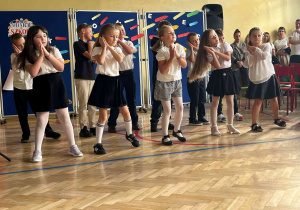 Występ uczniów klasy 2b w części artystycznej spotkania.