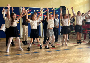Występ uczniów klasy 2b w części artystycznej spotkania.