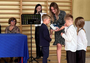 Na zdjęciu uczniowie klasy 1a otrzymują karty dostępu do szkoły.