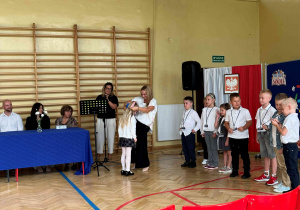 Na zdjęciu uczniowie klasy 1b otrzymują karty dostępu do szkoły.