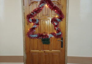 Zdjęcie udekorowanych świątecznie drzwi do sali lekcyjnej.
