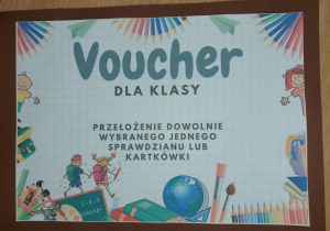 Zdjęcie "Vouchera" dla zwycięskich klas w konkursie na dekorację świąteczną drzwi do sal lekcyjnych. Upoważnia on do przełożenia jednego dowolnie wybranego sprawdzianu lub kartkówki.