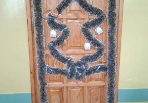 Zdjęcie udekorowanych świątecznie drzwi do sali lekcyjnej.