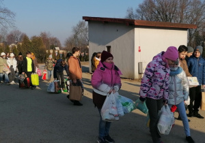 Na zdjęciu widać uczniów, którzy idą, by przekazać zebrane dary do magazynu Caritas przy parafii św. Pawła w Zdunskiej Woli.