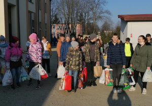 Na zdjęciu widać uczniów, którzy idą, by przekazać zebrane dary do magazynu Caritas przy parafii św. Pawła w Zdunskiej Woli.