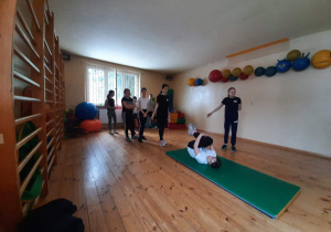 Na zdjęciu widać uczniów ćwiczących poczas zajęć z wychowania fizycznego.