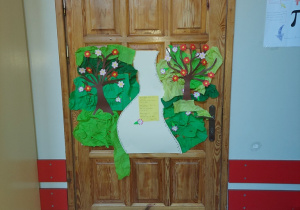 Na zdjęciu widać przystrojone w wiosenne barwy drzwi pracowni nr 1.