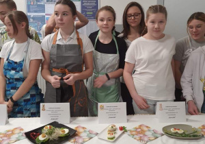 Na zdjęciu nagrodzone potrawy oraz uczestnicy konkursu.
