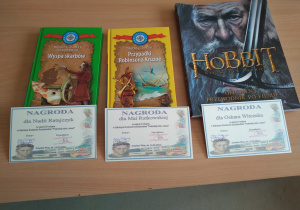 Na zdjęciu widać trzy nagrody książkowe dla zwycięzców w konkursie recytatorskim.
