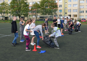 Na zdjęciu dzieci na szkolnym boisku podczas konkurencji sportowych.