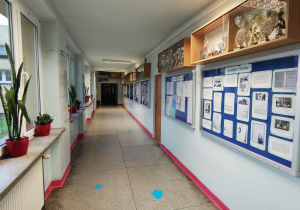 Na zdjęciu widoczny jest korytarz przy sekretariacie szkoły.