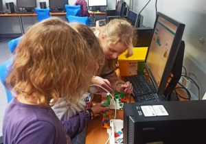 Na zdjęciu widzimy dzieci pracujące nad projektem z robotyki.