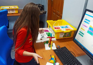 Na zdjęciu widzimy dziecko pracujące nad projektem z robotyki.